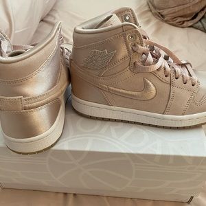 Air Jordan 1 retro high 
Color- silt red/ light rose gold